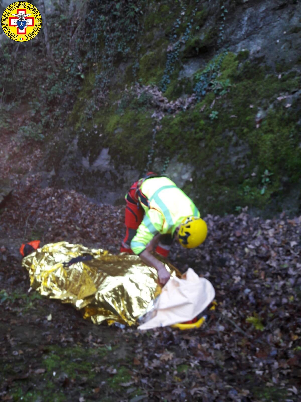 8 novembre 2018. Quinzano di Loiano (BO). Cacciatore precipita in un dirupo, necessario l'intervento del Soccorso Alpino e dell'elisoccorso..