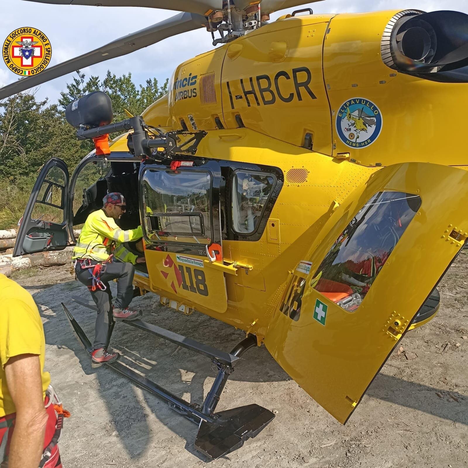 15 settembre 2024. Santa Maria del Taro (Tornolo - Pr) Ciclista caduta sul sentiero, recuperata da Elipavullo