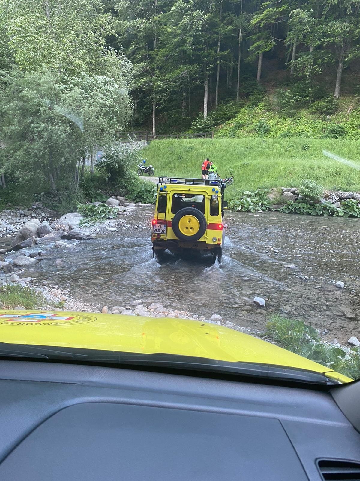 5 giugno 2022. Cerreto Laghi (Re) Coppia di ciclisti in difficolt&agrave;