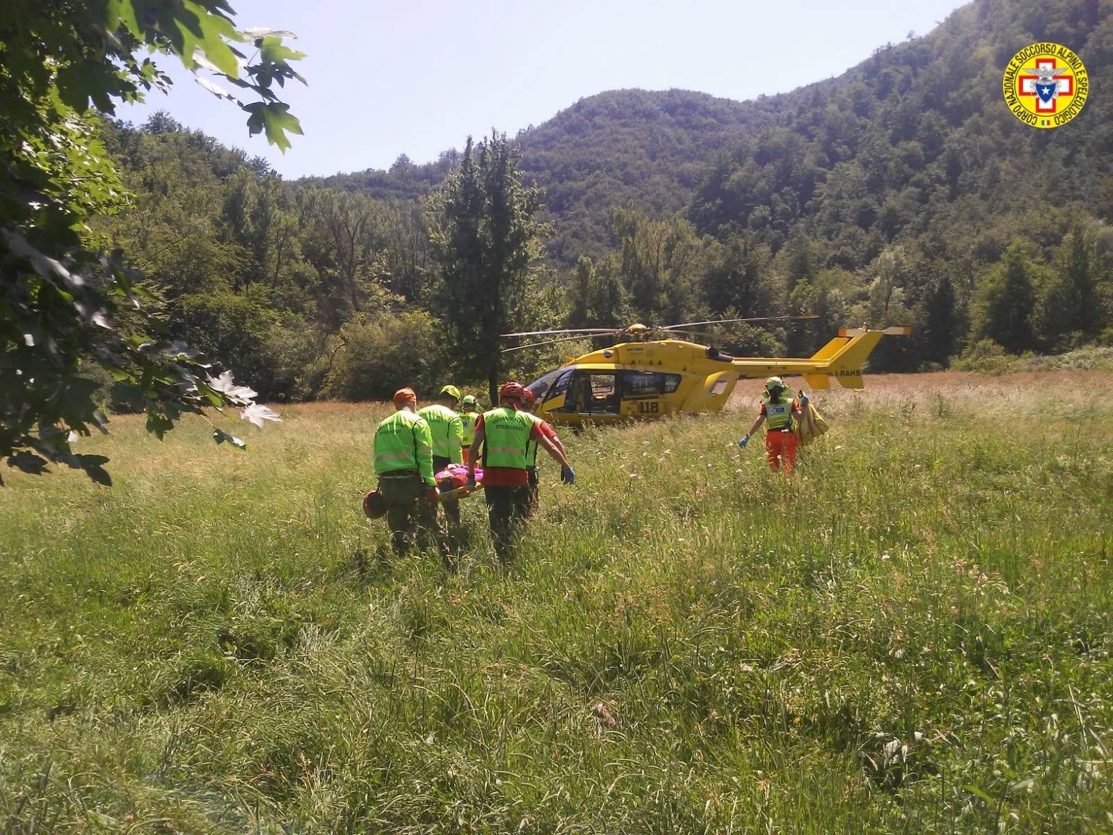16 agosto 2020. Cascate dell'Acquacheta (Portico e S.Benedetto - FC) Escursionista scivola sul sentiero. Recuperata dall'elicottero.