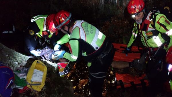 3 novembre 2017 - Cavone Lizzano in Belvedere (BO). Soccorso particolarmente impegnativo per i volontari della Stazione Corno alle Scale (BO). Biker cade in un canalone di notte.