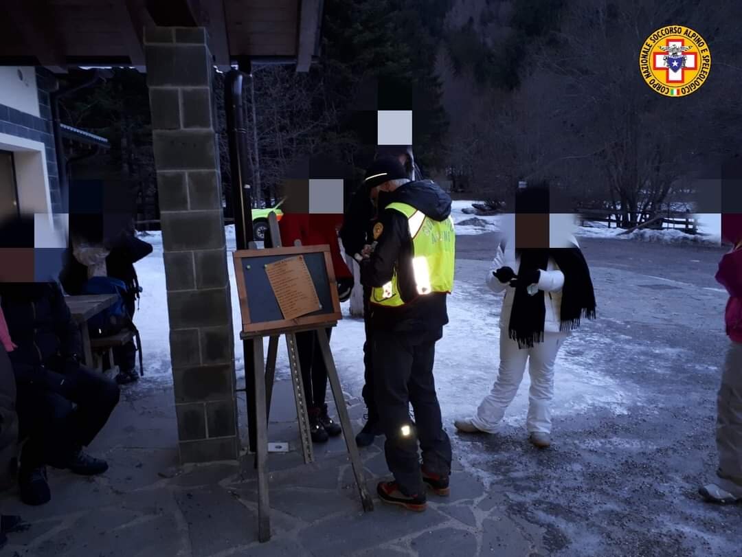 27 febbraio 2022. Lagdei (Corniglio - Pr) Comitiva di otto persone bloccata per il ghiaccio.