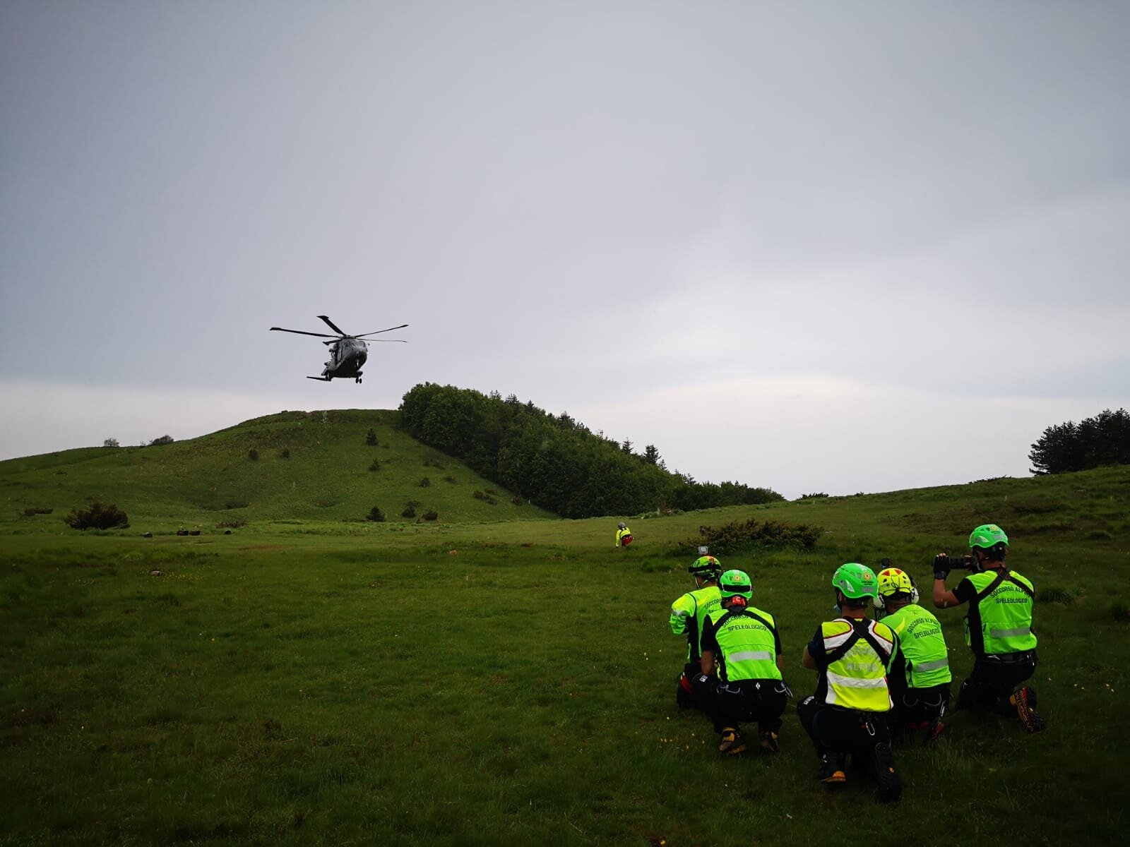 10 giugno 2021. Addestramento del Soccorso Alpino con il Primo gruppo Elicotteri della Marina Militare.
