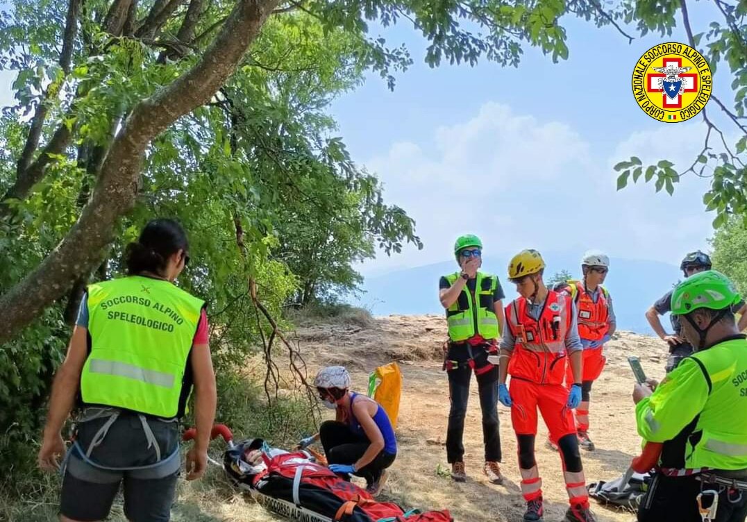 25 luglio 2022. Pietra di Bismantova (RE). Accusa malore sulla sommit&agrave; della Pietra.