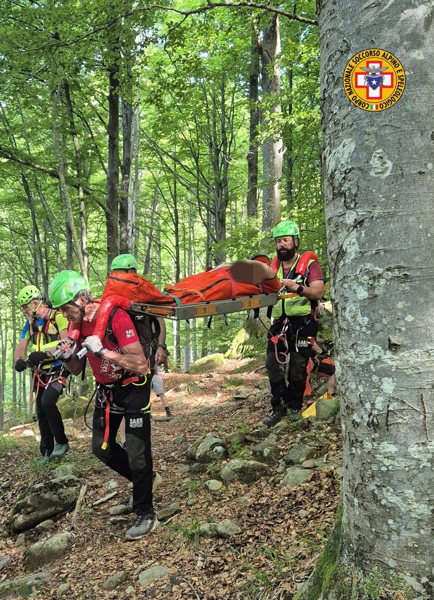1 giugno 2025. Lagdei (Corniglio - Pr) Escursionista cade sul sentiero e lancia l'allarme con l'applicazione GeoResQ . Recuperato dal Soccorso Alpino