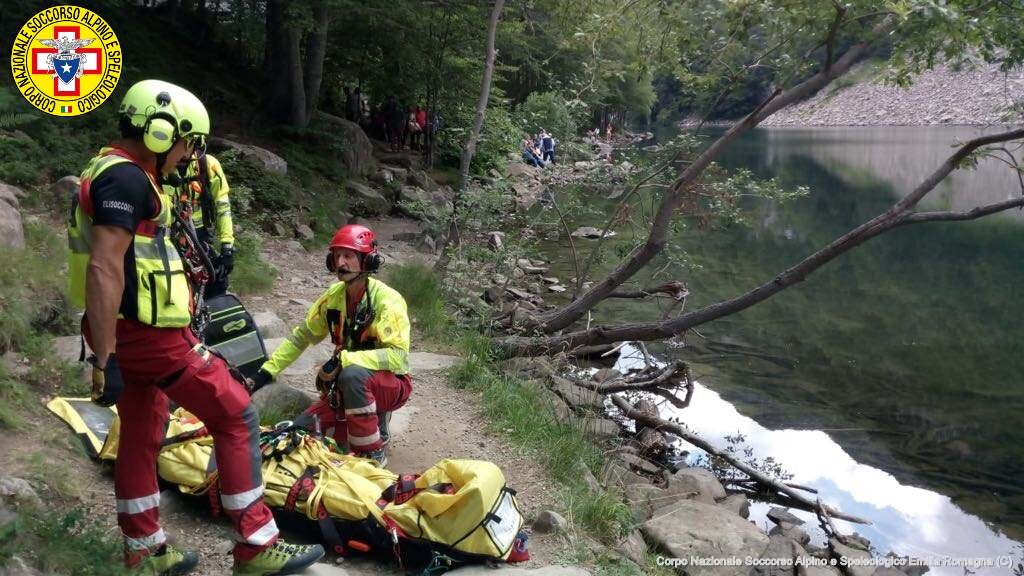 17 agosto 2018. Lago Santo (Fiumalbo MO). Escursionista cade sui sassi, Elisoccorso e Soccorso Alpino intervengono.