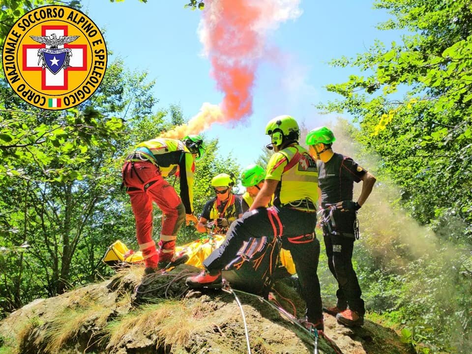 1 agosto 2019. Rifugio Faggio dei Tre Comuni (Bedonia - Pr). Sale su una roccia per scattare una foto e scivola. Raggiunto dal Soccorso Alpino e trasportato in elicottero all'ospedale.