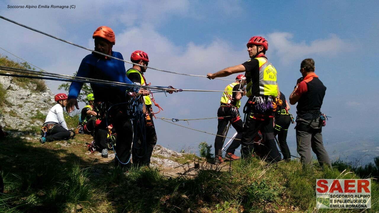 4 ottobre 2017 - Lareto di Tarsogno (Tornolo &ndash; Pr). Fungaiola si infortuna alla caviglia. Raggiunta velocemente dai soccorsi grazie alla tecnologia SMS LOCATOR