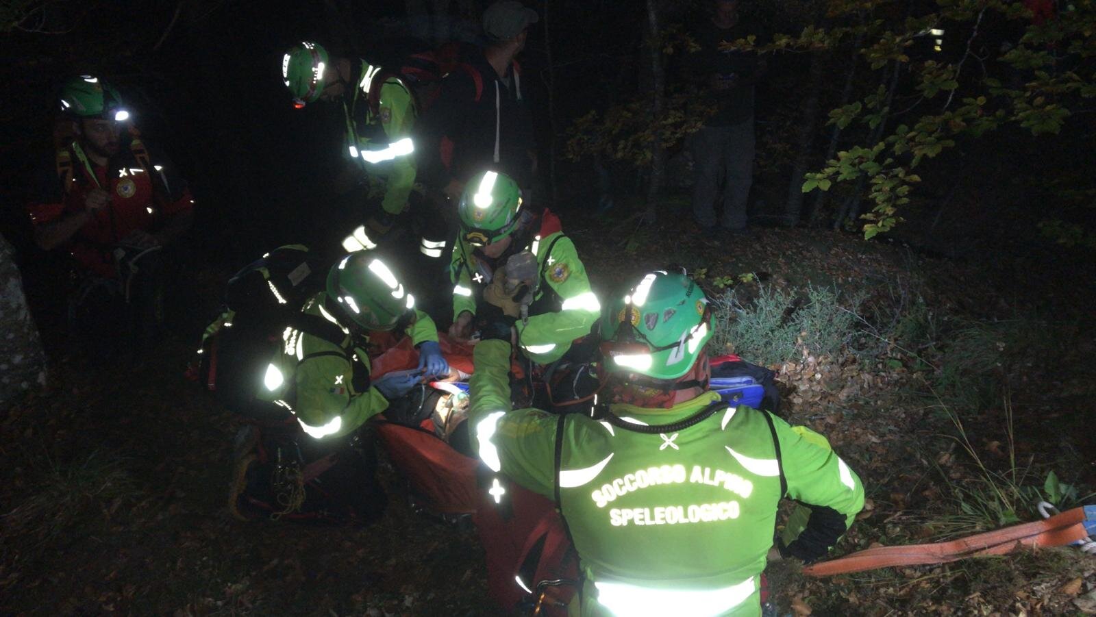 9 ottobre 2022. Pratizzano di Ramiseto (RE). Cade in un dirupo mentre cerca funghi.