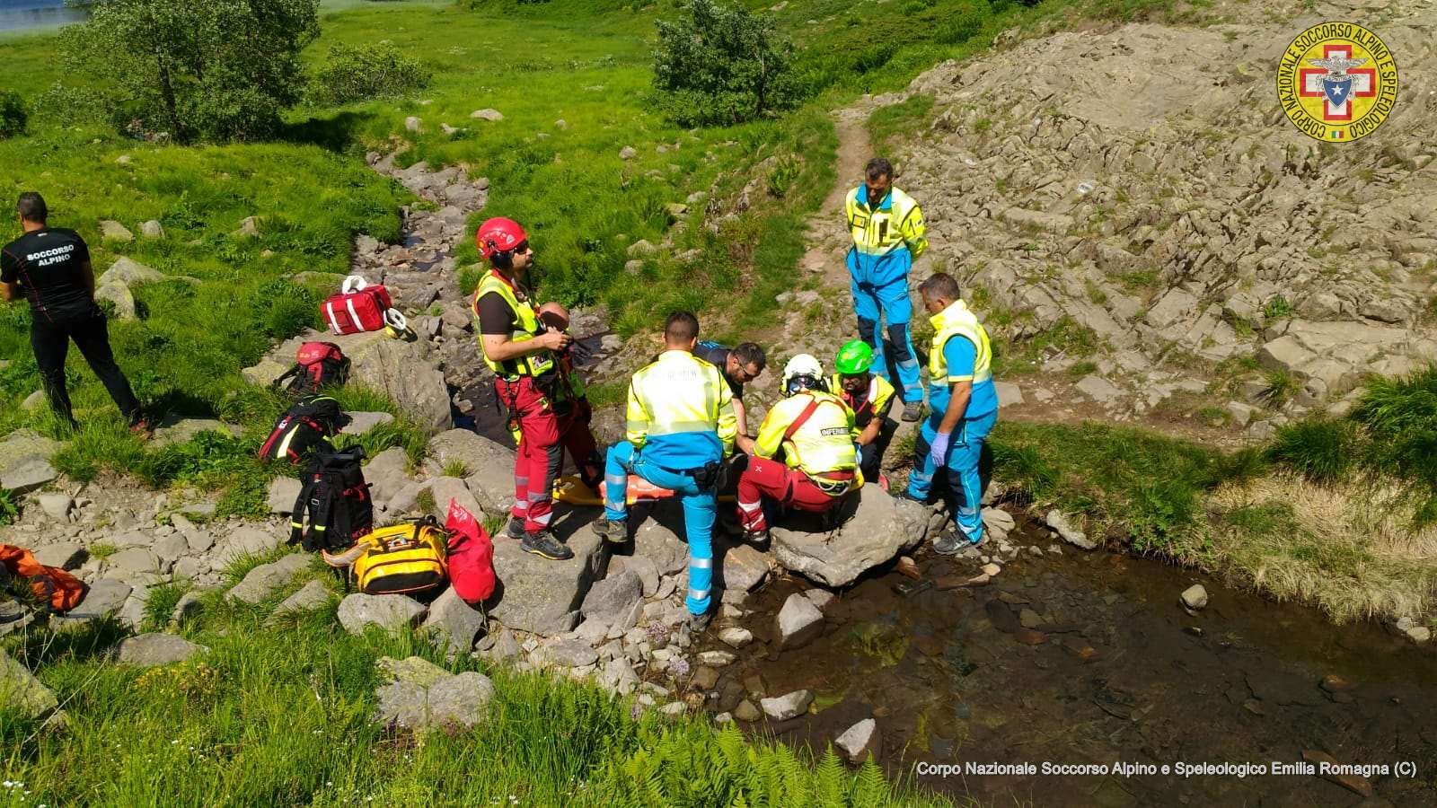 1 luglio 2018. Lago Baccio - Pievepelago (Modena), soccorsa escursionista, intervento del Soccorso Alpino ed Elisoccorso.