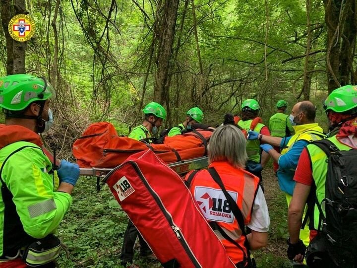 6 giugno 2021. San benedetto in Alpe (FC). Scivola procurandosi un trauma durante escursione.
