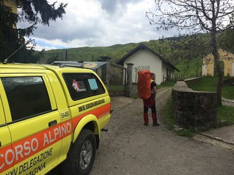 Loc. Chiesola (Bedonia-Pr). Motociclista enduro scivola infortunandosi alla schiena. Raggiunto e recuperato da SAER e Croce Rossa Italiana.