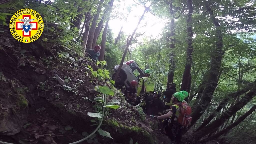 10 giugno 2018. Monte Acuto delle Alpi (BO). Difficoltoso intervento per soccorrere gli occupanti di un'auto finita in scarpata.