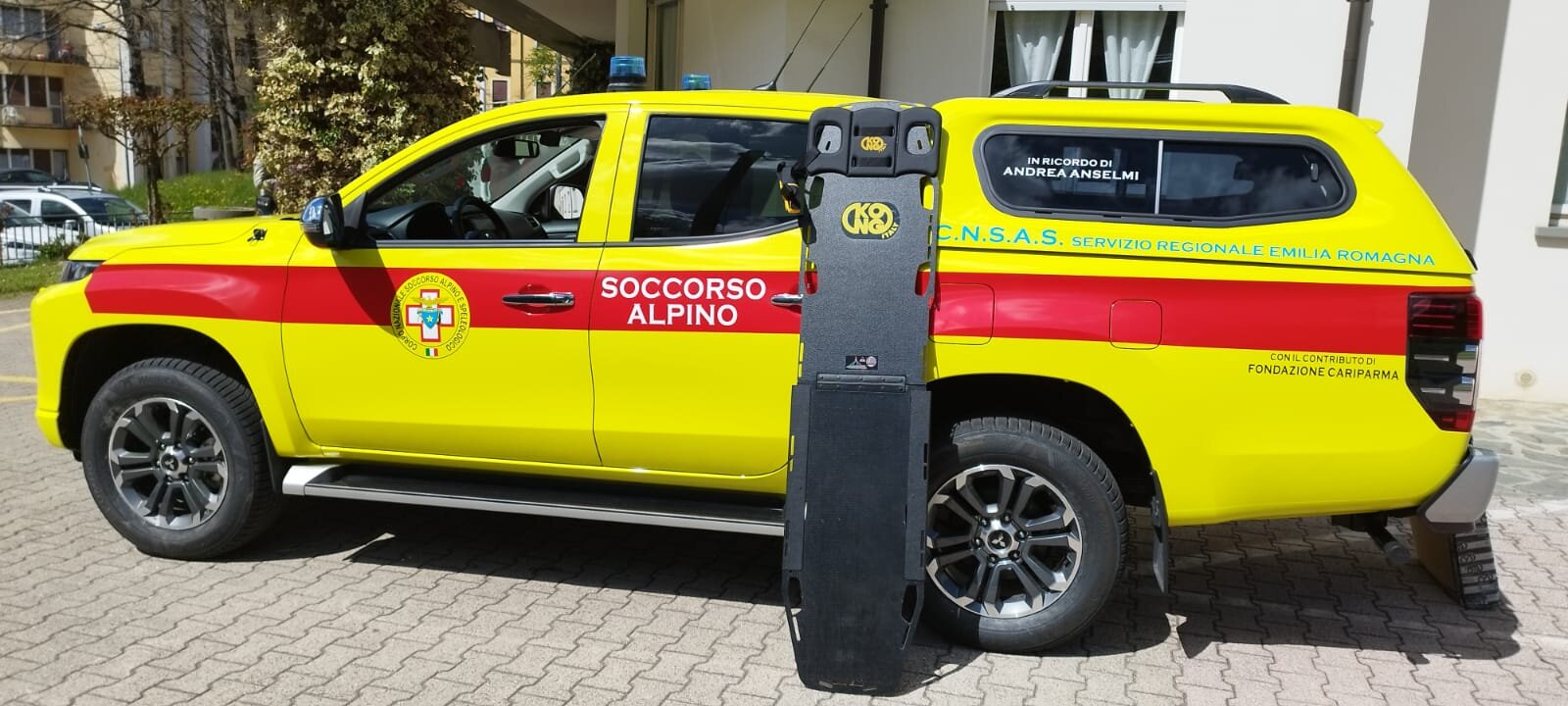 15 aprile 2023. Stazione Monte Orsaro. Donati uovo mezzo e nuova barella al Soccorso Alpino Emilia romagna.