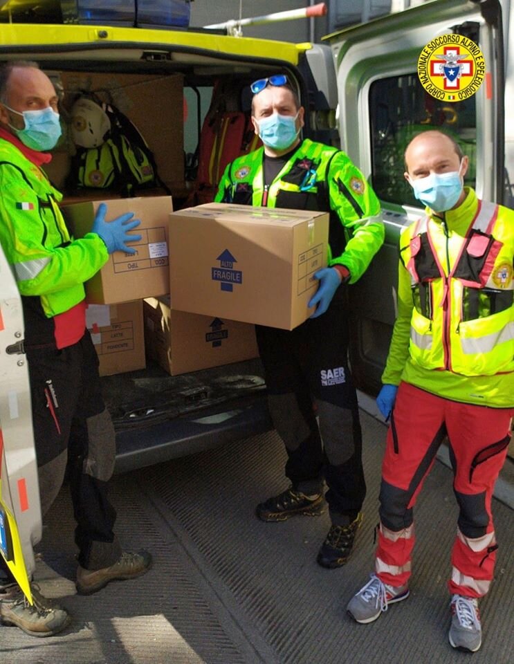 11 aprile 2020. Bologna. Il Soccorso Alpino consegna uova di Pasqua ai piccoli ricoverati presso la chirurgia pediatrica del Policlinico Sant'Orsola-Malpighi.