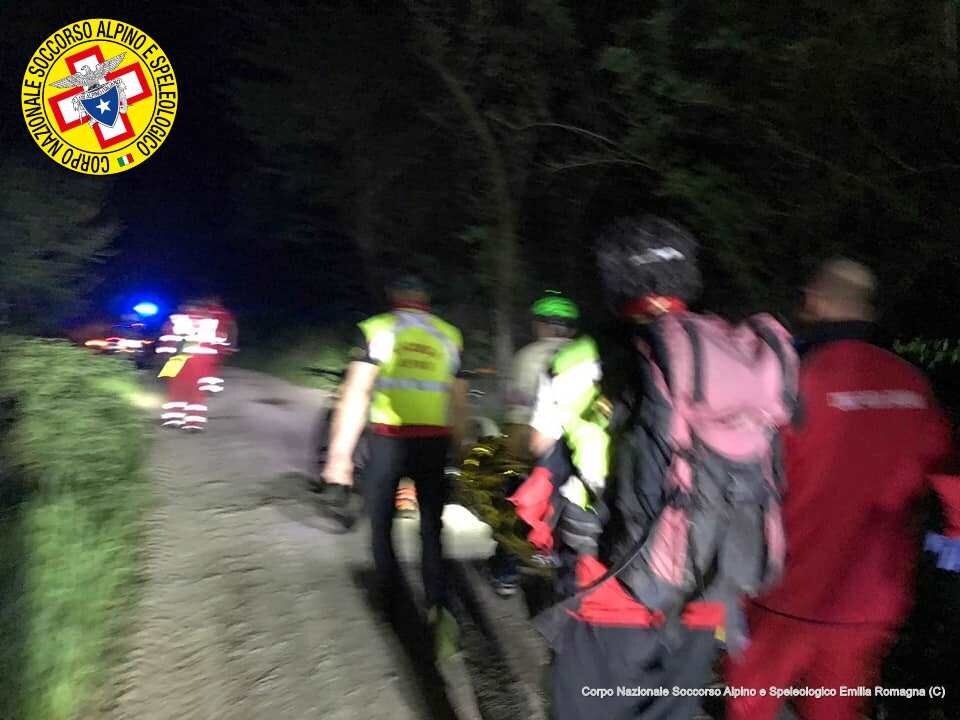 19 aprile 2018. TANA DELLA MUSSINA/BORZANO (ALBINEA-RE). Ciclista cade procurandosi un trauma cranico. Ricoverato in ospedale.