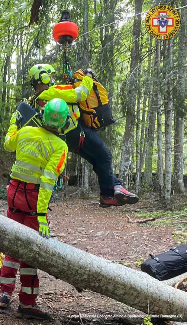 30 maggio 2021. Alta val Dolo (RE). Cade da un albero procurandosi traumi multipli.