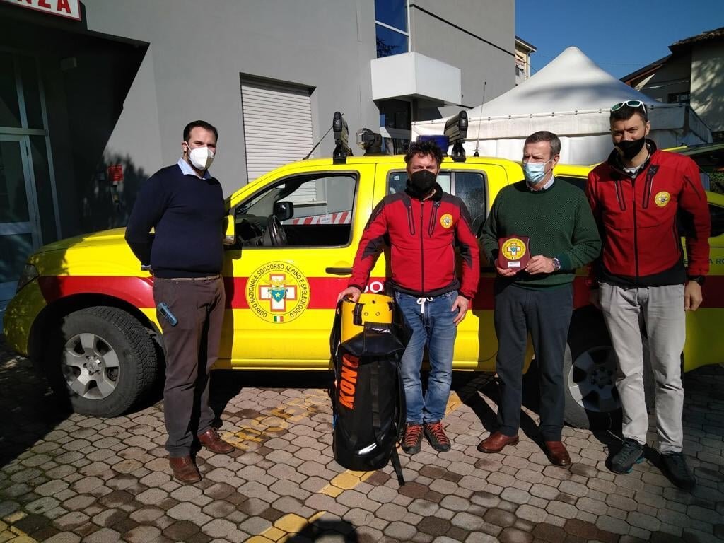 18 febbraio 2021. Il Valparma Hospital di Langhirano (PR) dona barella al Soccorso Alpino Emilia Romagna.