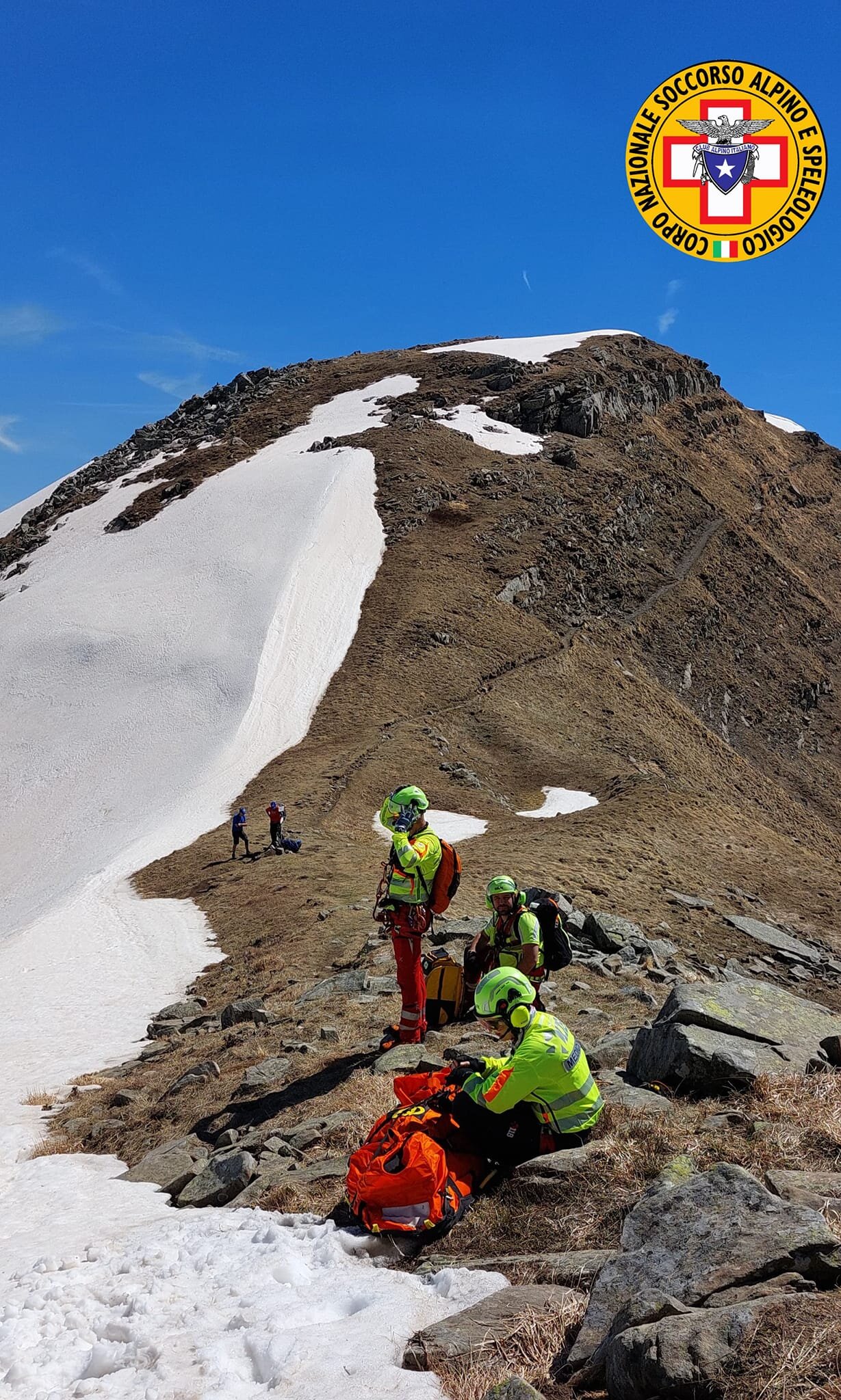 14 aprile 2024. Monte Cusna (RE). Cade scivolando sulla cresta del monte durante escursione.