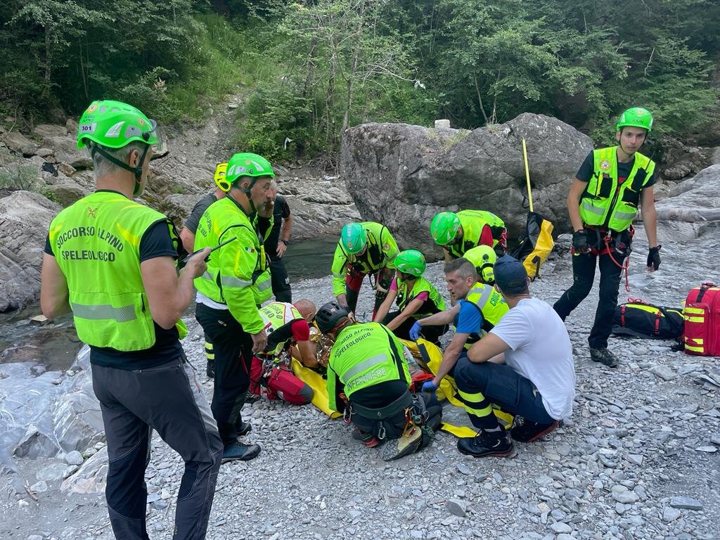 3 luglio 2022. Cascate del Golfarone - Villa Minozzo (RE). Si tuffa procurandosi diversi traumi.