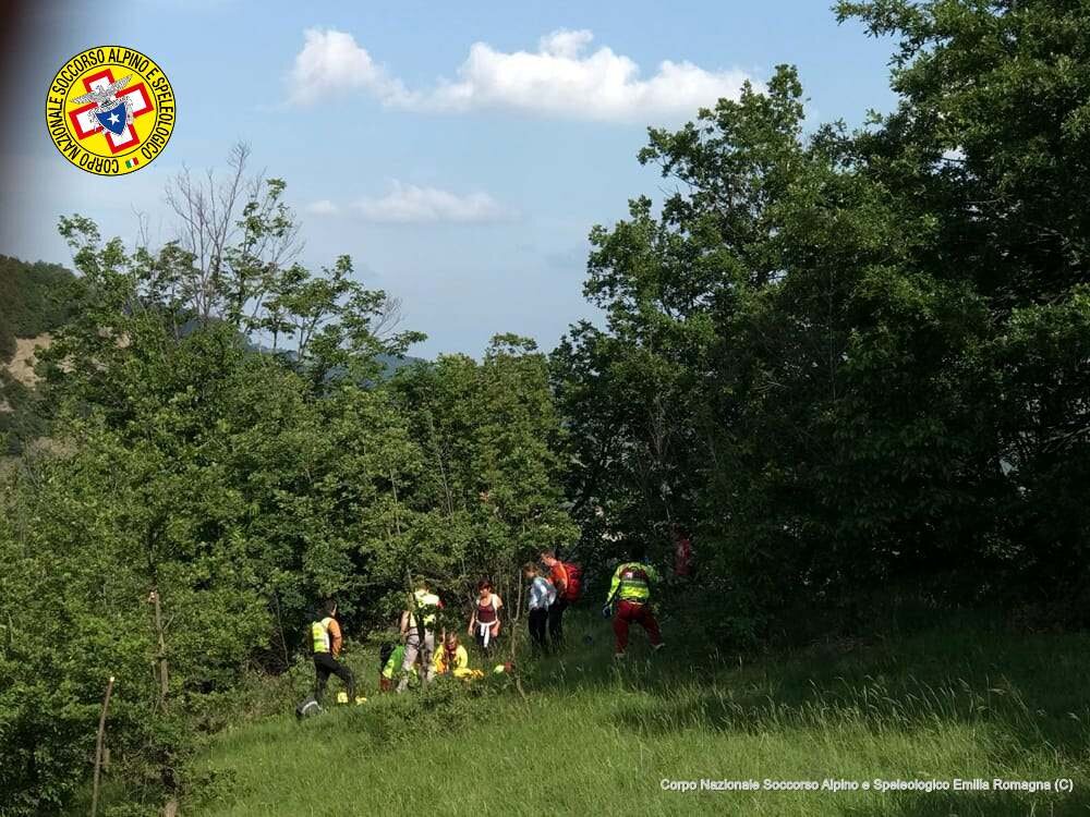 20 maggio 2018. Pianoro (BO). Donna colta da malore durante escursione. Intervento del Soccorso Alpino ed Elisoccorso. 20 maggio 2018. Pianoro (BO). Donna colta da malore durante escursione. Intervento del Soccorso Alpino ed Elisoccorso.