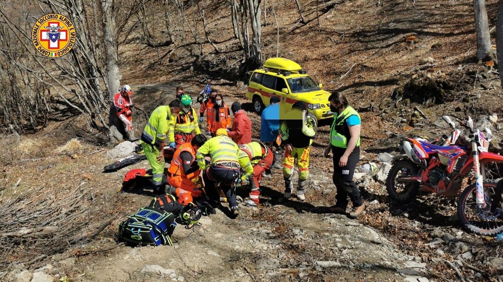 14 aprile 2022. Case Carpaneto (Borgotaro - Pr) Motociclista infortunato ad una spalla.