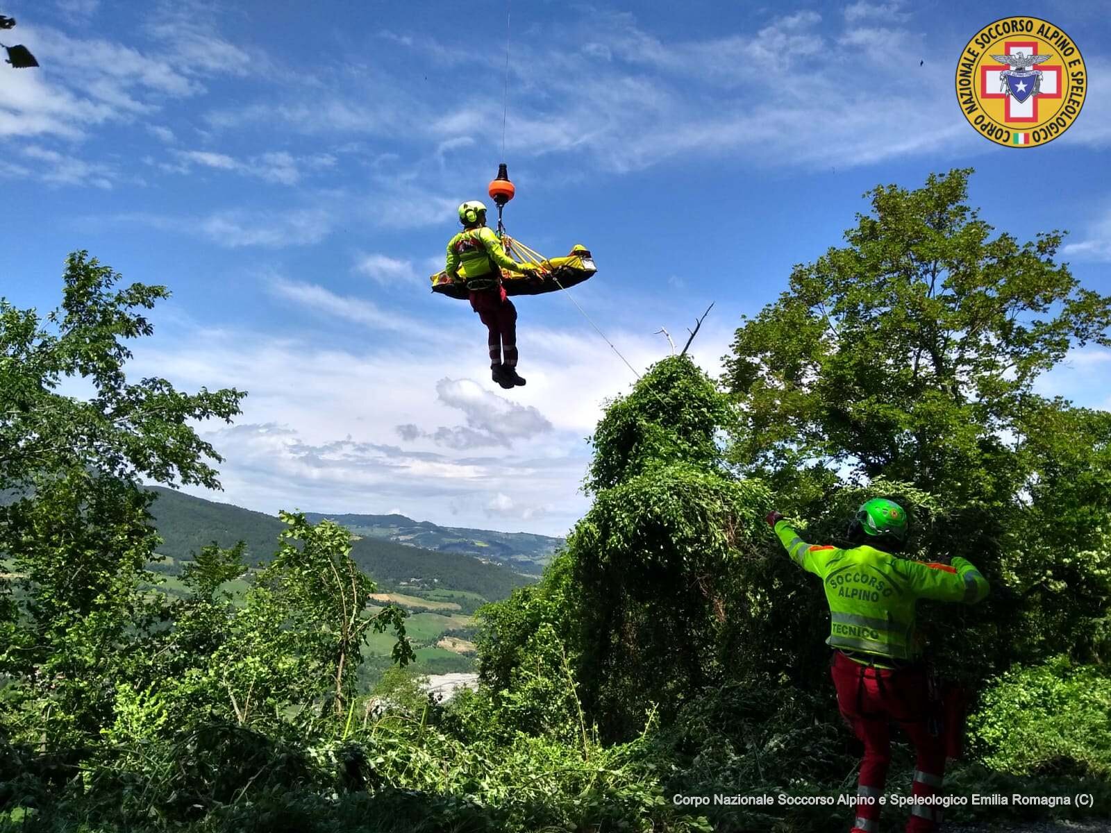 14 giugno 2020. Rigolo di Bramaiano (Bettola - PC). Auto in scarpata. Un ferito.