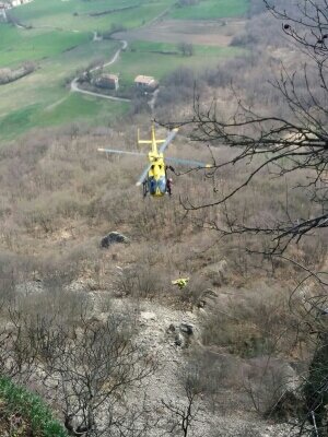 PIETRA DI BISMANTOVA (Castelnovo Ne' Monti - Re). Climber si infortuna durante una via di arrampicata. Raggiunto e recuperato dal SAER ed Elipavullo