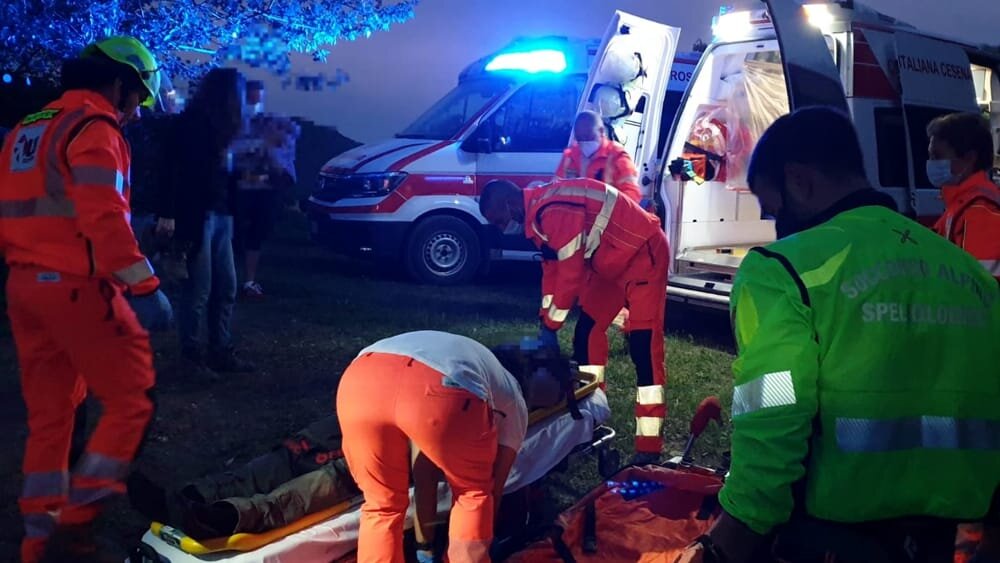 17 maggio 2020. Bagno di Romagna (FC). Si ribalta col trattore in una scarpata per 50 metri: salvato