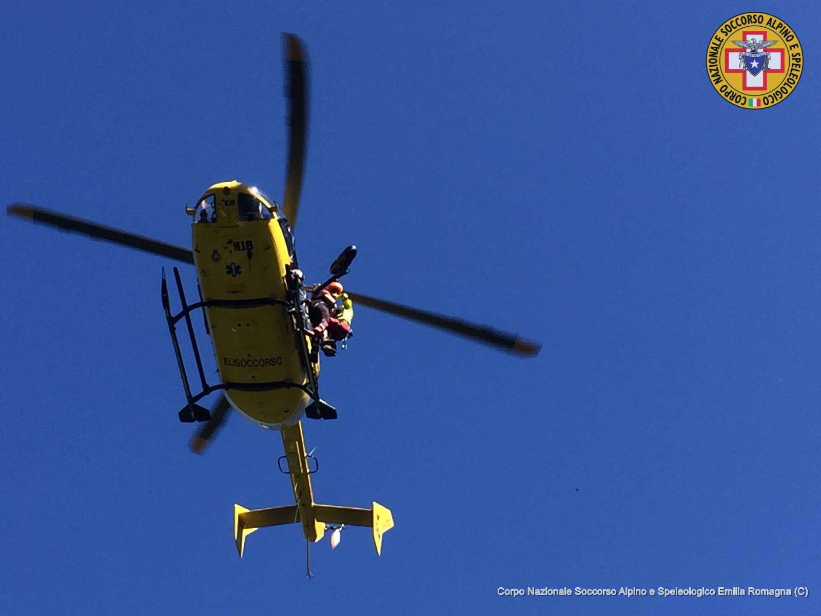 27 gennaio 2021. Monte Sagro (MS). Intervento dell'elisoccorso per escursionista infortunato.