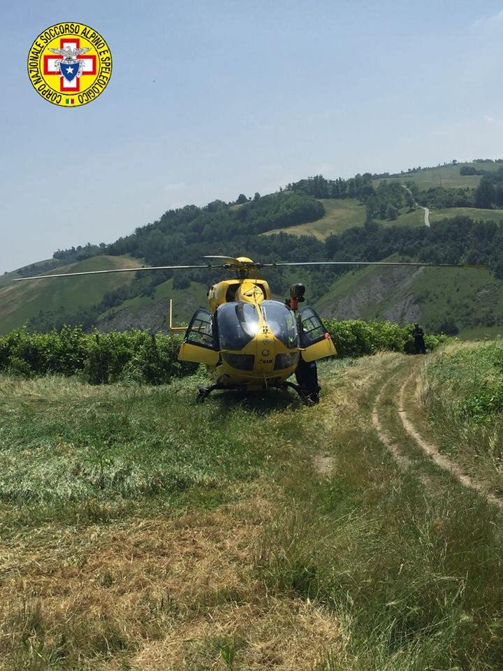 3 giugno 2018. Loc. Cerreto (Quattro Castella &ndash; RE). Biker cade in scarpata. Trasportato in ospedale in gravi condizioni.
