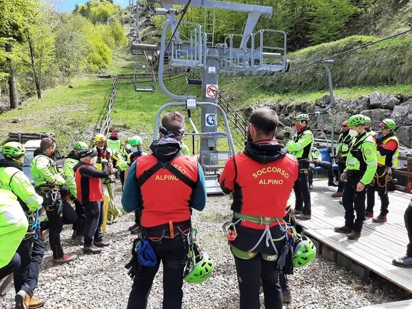18 maggio 2021. Santo Stefano d'Aveto (GE). Addestramento congiunto con Soccorso Alpino Ligure per evacuazione impianto seggiovia.