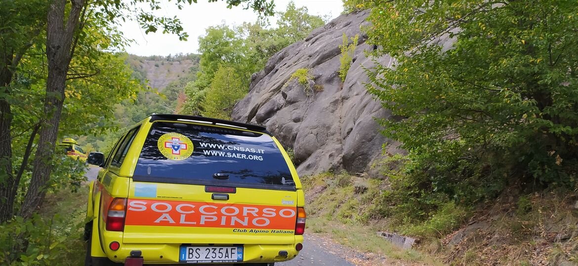 19 marzo 2022. Lagrimone (Tizzano Valparma - Pr) Motociclista infortunato agli arti inferiori.