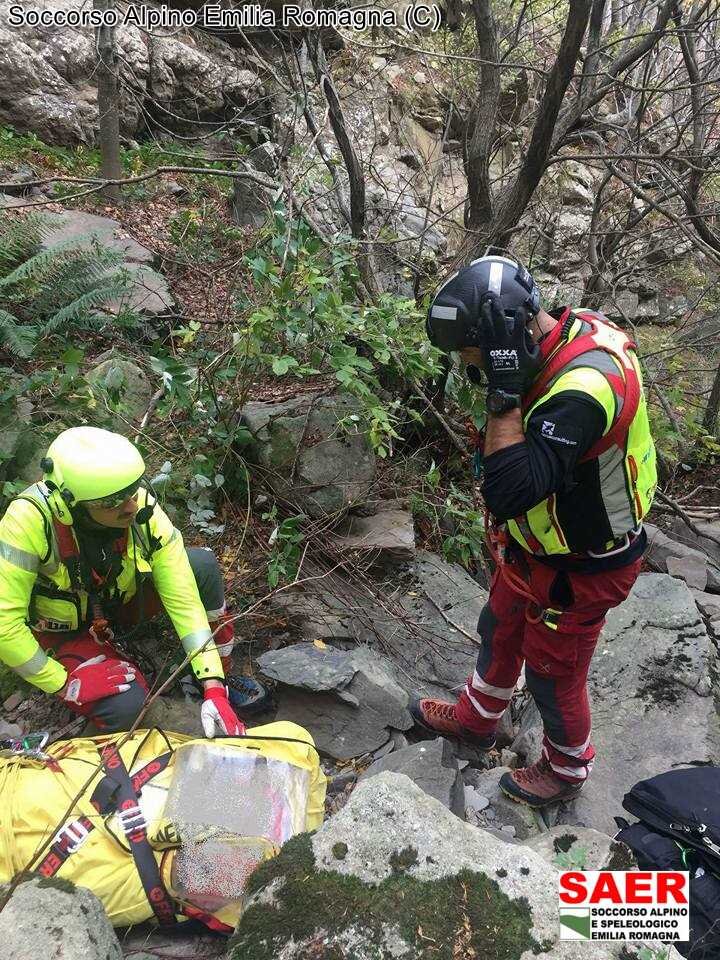 17 ottobre 2017 - Lago Ballano (Monchio delle Corti &ndash; PR). Cercatore di funghi cade da una balza rocciosa. Trasportato in elicottero all&rsquo;Ospedale.