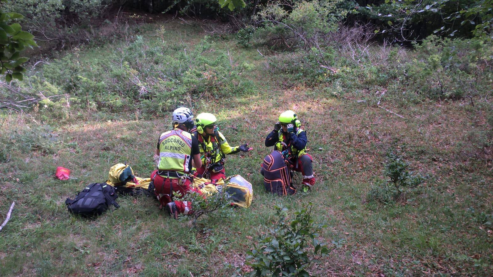 Passo di Crociglia (Ferriere &ndash; PC). Donna avverte malore sul sentiero della Ciappa Liscia , nella Valle Tribolata. Inutili - purtroppo - i tentativi di rianimazione.