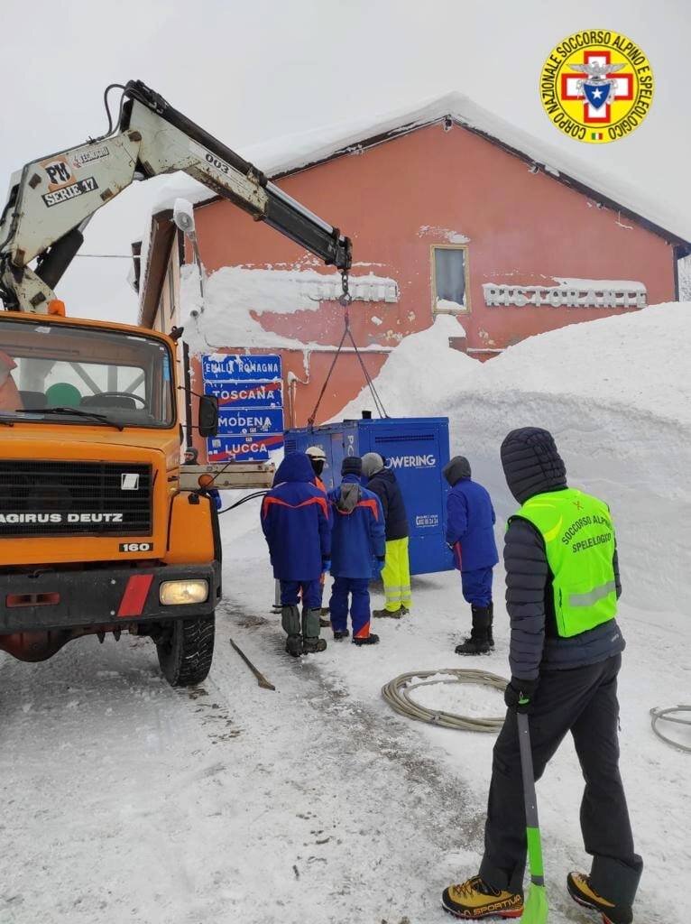 9 gennaio 2021. I tecnici SAER in supporto alle operazioni di posizionamento di un generatore elettrico al Passo delle Radici (LU).