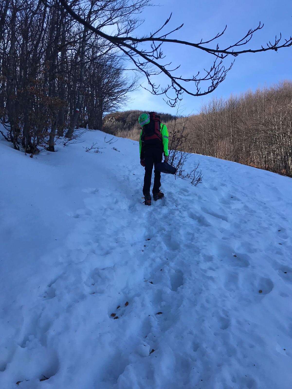 8 febbraio 2022. Monte Sillara (Monchio delle Corti - PR). Runner scivola su ghiaccio.