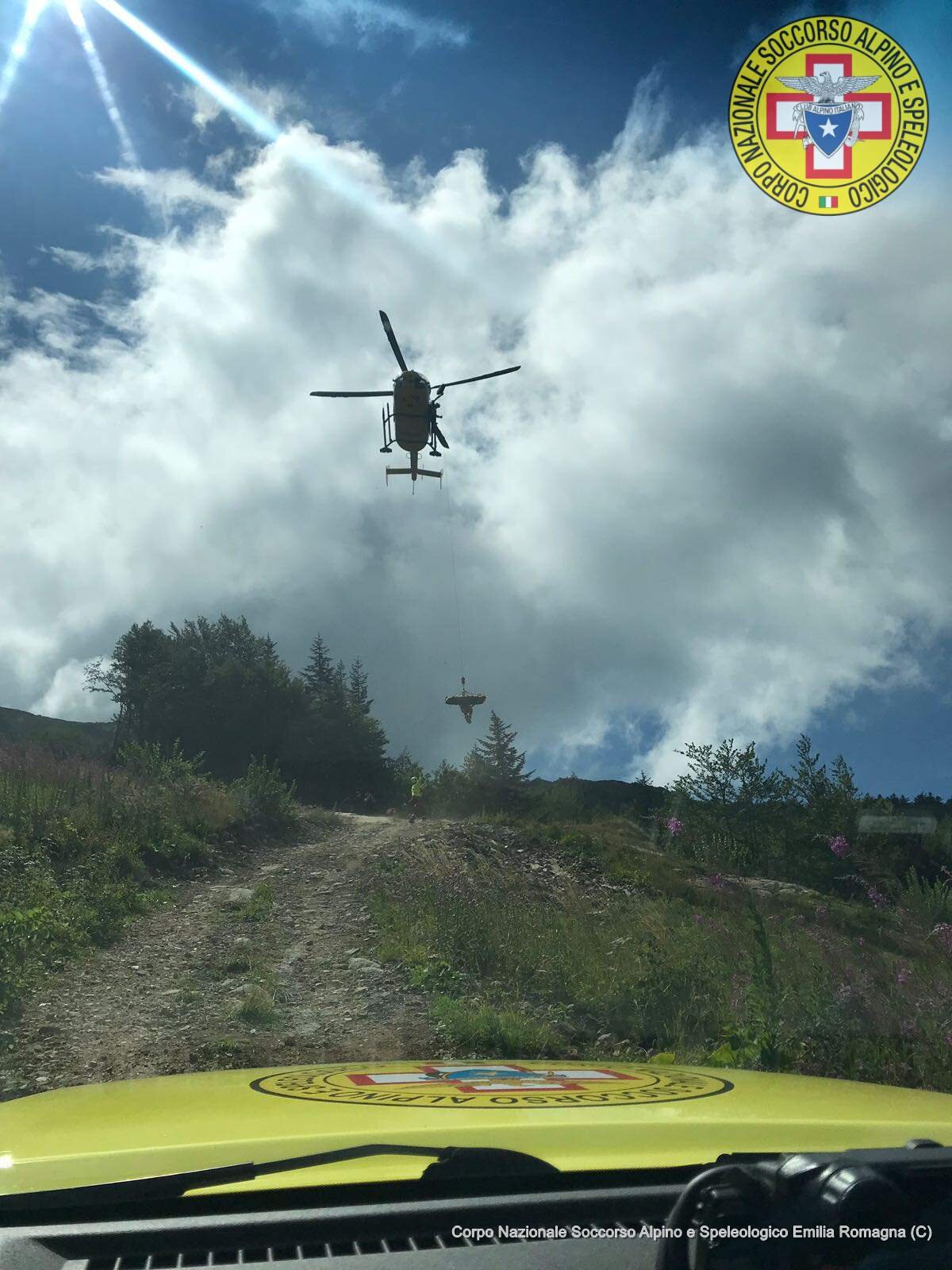 15 agosto 2018. Cerreto Laghi (Ventasso RE). Escursionista si frattura un arto cadendo, intervengono Soccorso Alpino ed Elipavullo