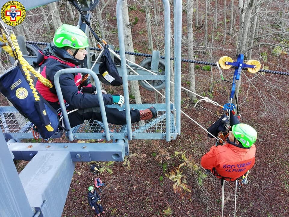 10 novembre 2018. Corno alle Scale (BO) Il Soccorso Alpino di addestra all'evacuazione impianti fune.