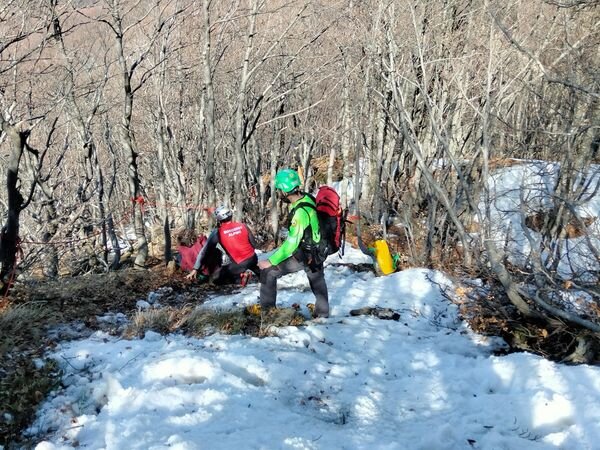 15 aprile 2022. Prato Spilla (Monchio delle Corti - Pr). Escursionista scivola sulla neve.