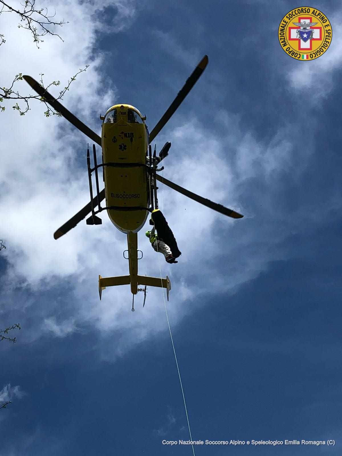 30 aprile 2020. Fanano (MO). Precipita in un dirupo, Intervengono Soccorso Alpino ed Elisoccorso.