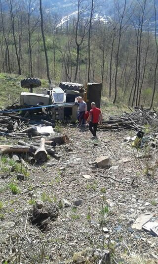 Loc. Filagni (Valmozzola &ndash; Pr). Si ribalta col trattore in un pendio boscoso; trasportato all&rsquo;Ospedale di Parma in elicottero.