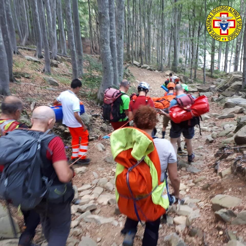 5 agosto 2018. Lago Scuro (Corniglio - Pr). Escursionista cade sul sentiero fratturandosi una gamba.