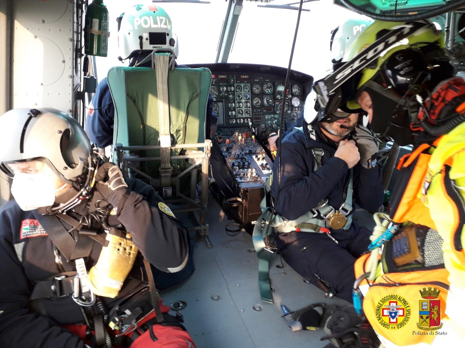 7 dicembre 2020. Evento alluvionale Modena. Tecnici del Soccorso Alpino in ricogniziona con il 3&deg; reparto volo della Polizia di Stato.