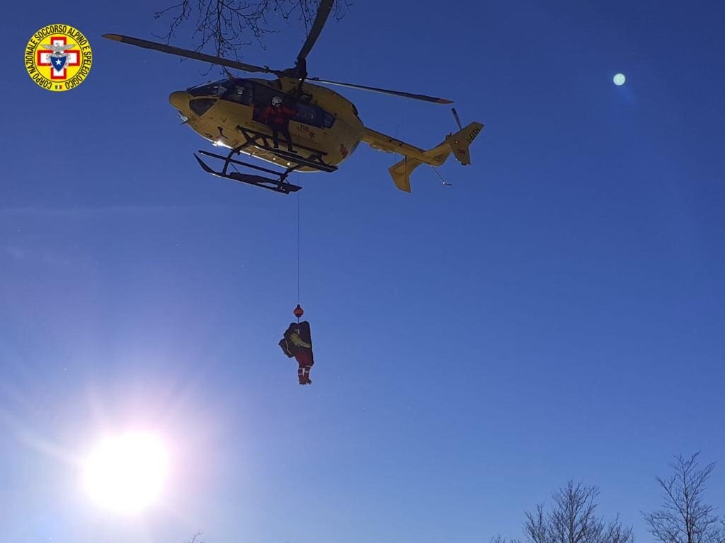23 maggio 2021. Castel d'Aiano (BO). Precipita in una scarpata mentre fa una escursione.
