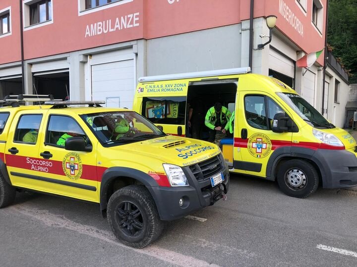 10 giugno 2022. Appennino Modenese. Riprese le operazioni di ricerca per elicottero disperso dal pomeriggio del 9 giugno con 7 persone a bordo.