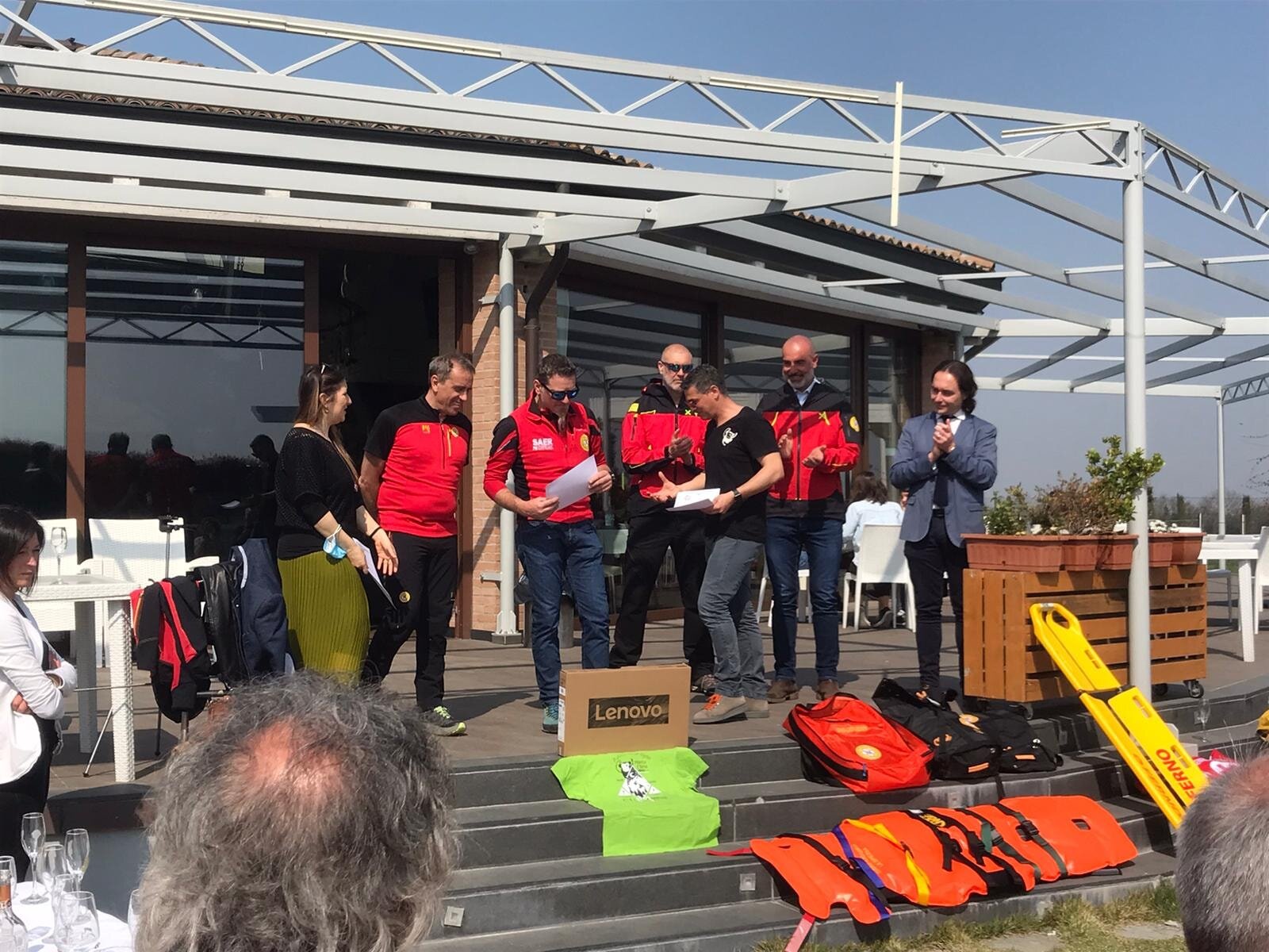 26 marzo 2022. Medesano (PR). I ragazzi di Climbeer Celebration donano presidi al CNSAS in ricordo di Davide.