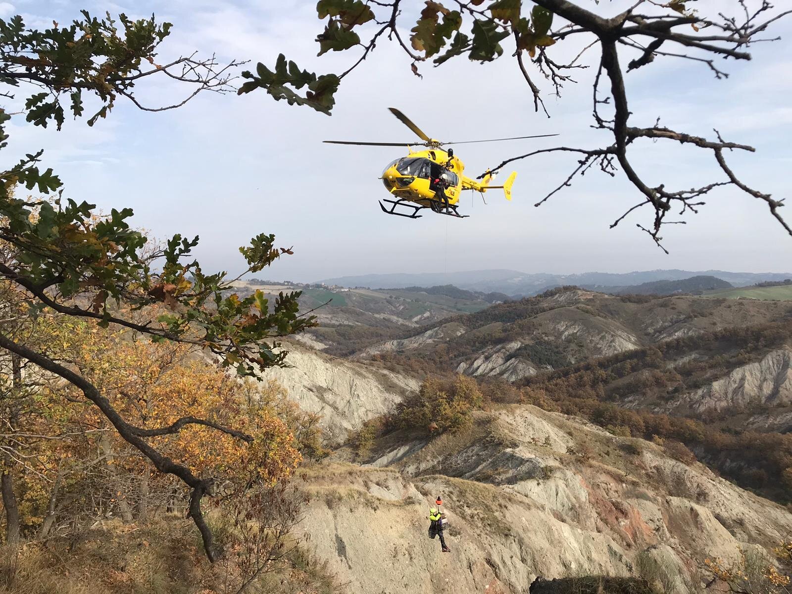 8 novembre 2020. Monte Bradisnera (Baiso - Re) Cacciatore cade in un calanco. Trasportato a Parma in gravi condizioni. Nella mattinata di domenica 8 novembre i tecnici del Soccorso Alpino della Stazione Monte Cusna, sono intervenuti in aiuto di un caccia