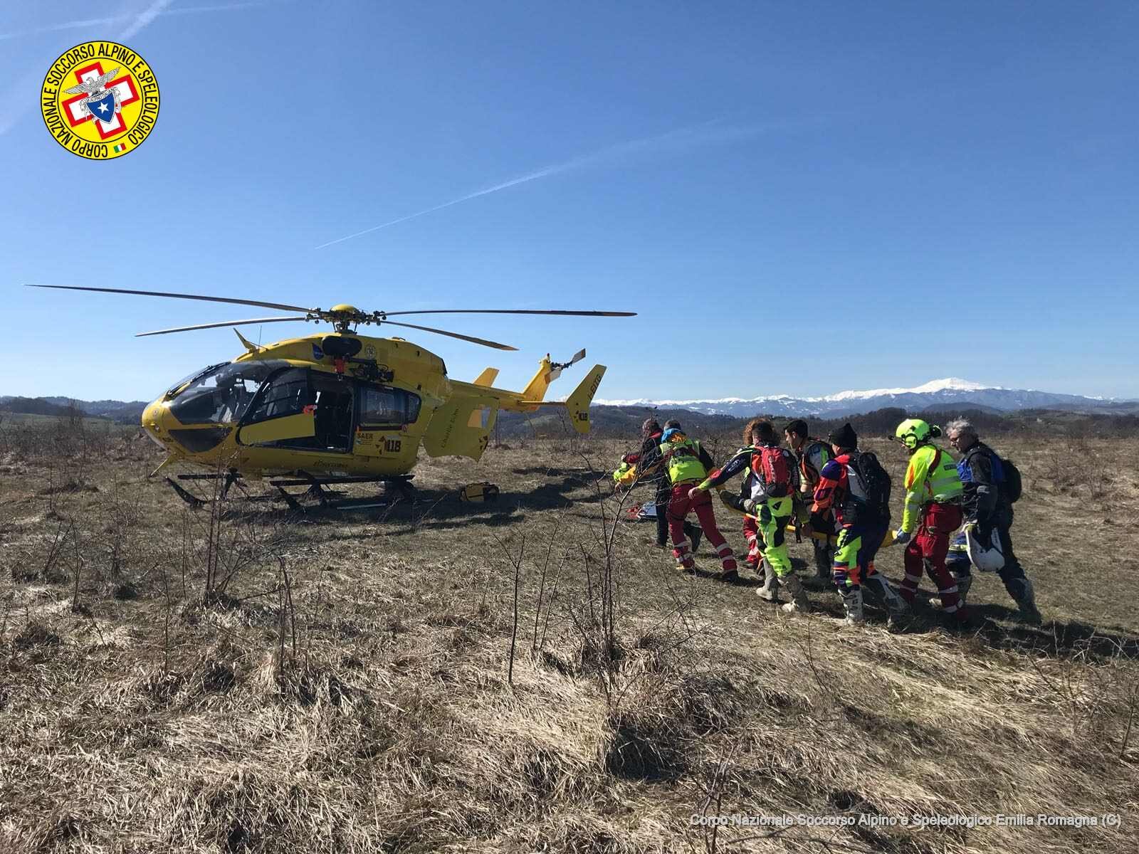 2 aprile 2018 - Zocca (MO).Motociclista cade fuoristrada e si procura un trauma ad un braccio. Interviene Elipavullo.
