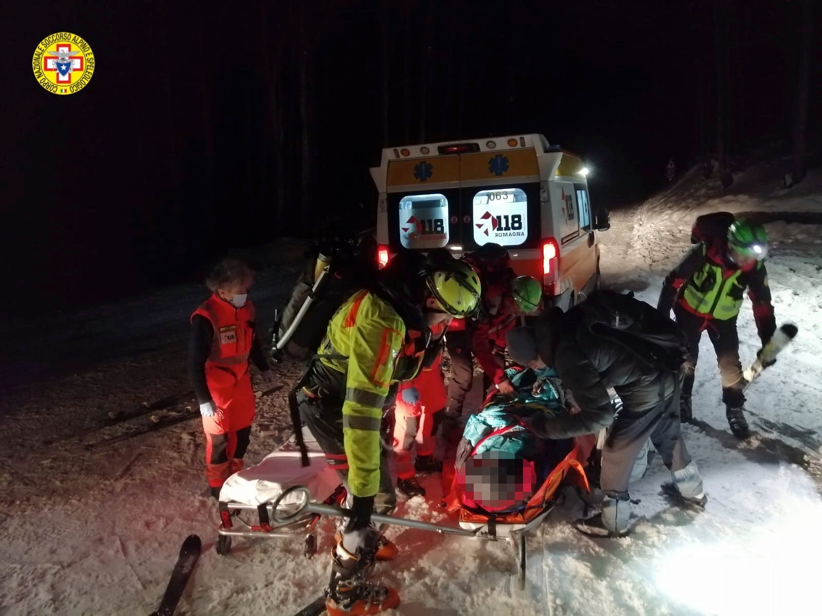 11 marzo 2022. Fangacci - Santa Sofia (FC). Intervento notturno con ausilio dell'elisoccorso per una donna infortunatasi durante escursione.